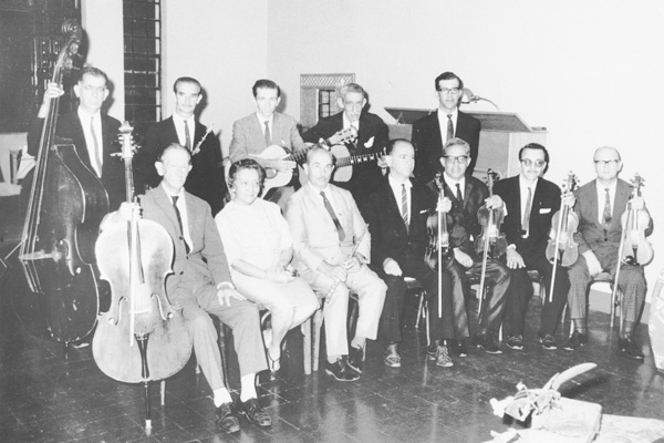 Estamos hoje focalizando esta foto, vinda amigo Luís Cláudio e que mostra uma reunião do Clube da Saudade e seu afinadíssimo Conjunto Francano de Amadores. Como eram agradáveis aquelas reuniões. Em pé, da esquerda para a direita: Raul de Barros, Emílio Si